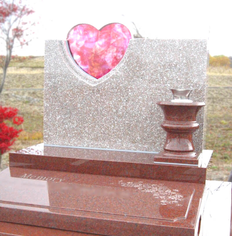 石材墓石とのコラボレーションで調和するハート型のガラス墓石