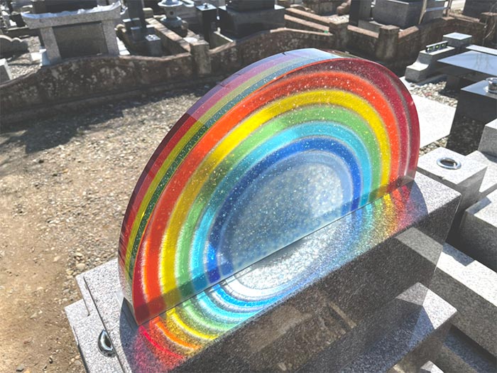 「虹の橋」をイメージしガラスの発色を最大限に活かしています。