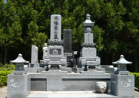 伝統的なデザインな和型墓石